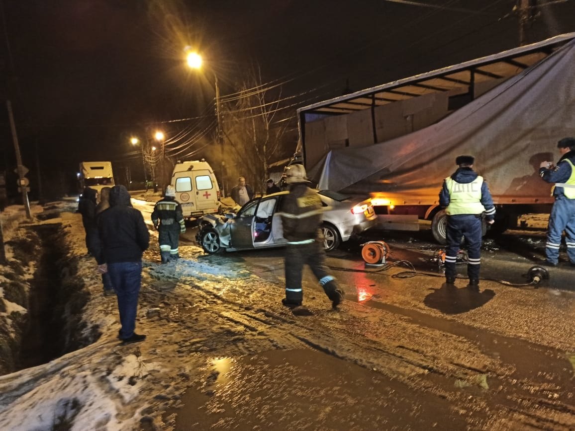 В столкновении легковушки и грузовика в Твери один человек погиб, двое пострадали