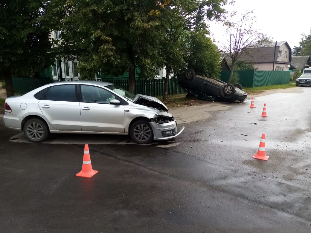Автомобиль перевернулся после ДТП в Твери, водители получили травмы