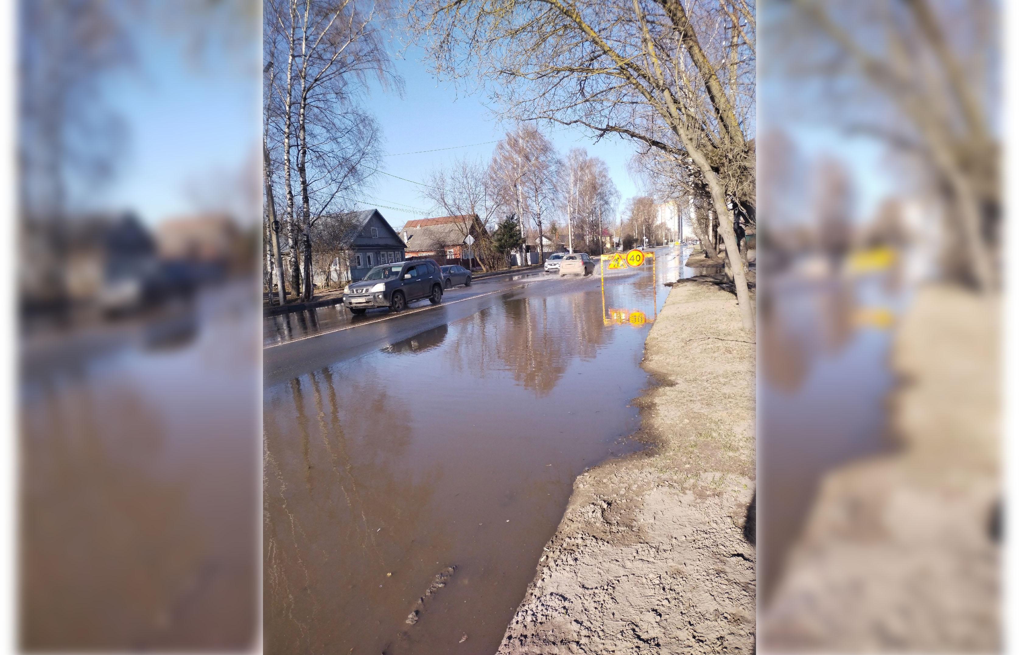 В Твери канализационная вода затопила улицу в Заволжье