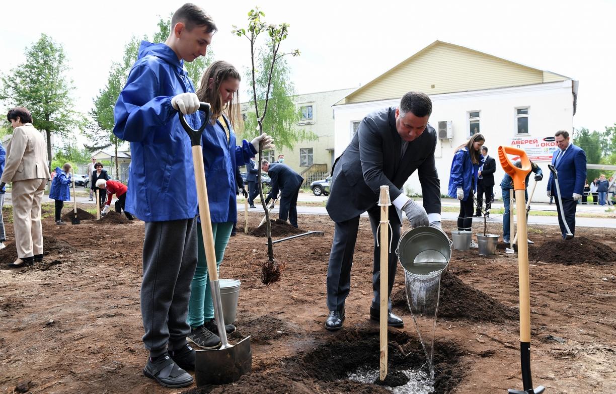 Губернатор Игорь Руденя вместе со школьниками, волонтерами и юнармейцами заложил Сад памяти в городе Кимры