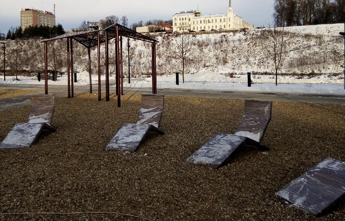 В Ржеве в Парке Подпольщиков зимой поставили лежаки - новости Афанасий
