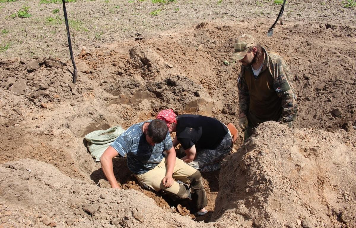 Поисковики нашли останки 15 советских бойцов в воронке в Ржевском районе Тверской области