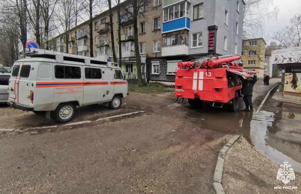 В Торжке на пожаре спасены ребенок и женщина – Новости Твери и городов  Тверской области сегодня - Afanasy.biz – Тверские новости. Новости Твери.  Тверь новости. Новости. Новости сегодня. Новости Твери сегодня. Последние