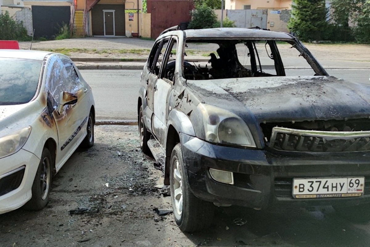 Ночью в Твери сгорел Toyota Land Cruiser Prado | 19.07.2022 | Тверь -  БезФормата