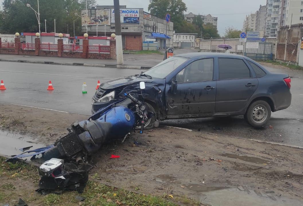 Мотоциклист без прав и документов пострадал в ДТП с легковушкой в Твери