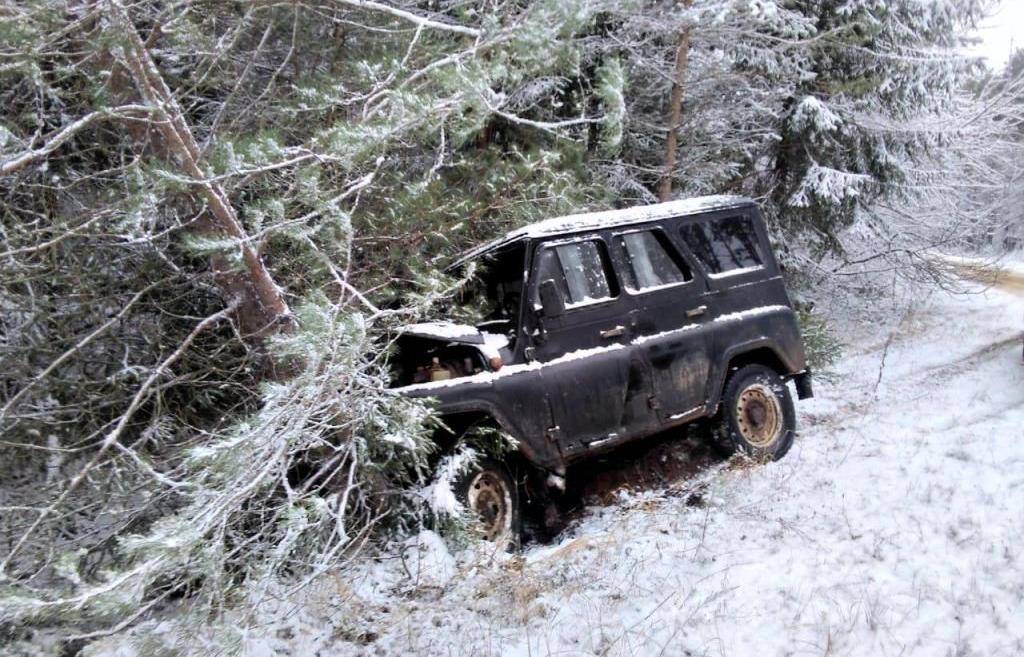 Водитель с запахом алкоголя перевернул под Апатитами «УАЗ» с 14-летним сыном