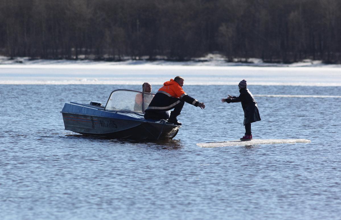 В Тверской области спасли плывшего на льдине ребенка - новости Афанасий