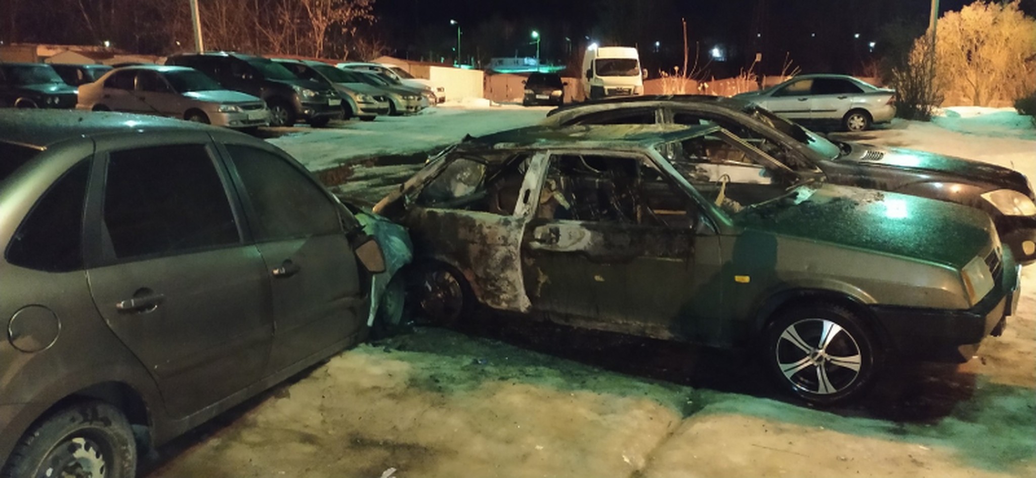 Житель Твери поджег машину по просьбе хозяина и спалил три автомобиля