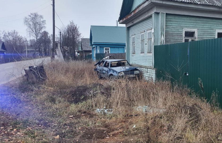 Автомобиль врезался в дом в Весьегонске  - новости Афанасий