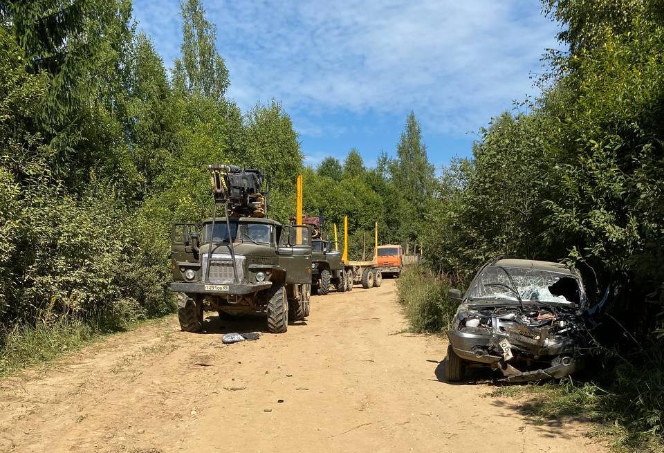 Водитель легковушки пострадал в столкновении с лесовозом в Тверской области