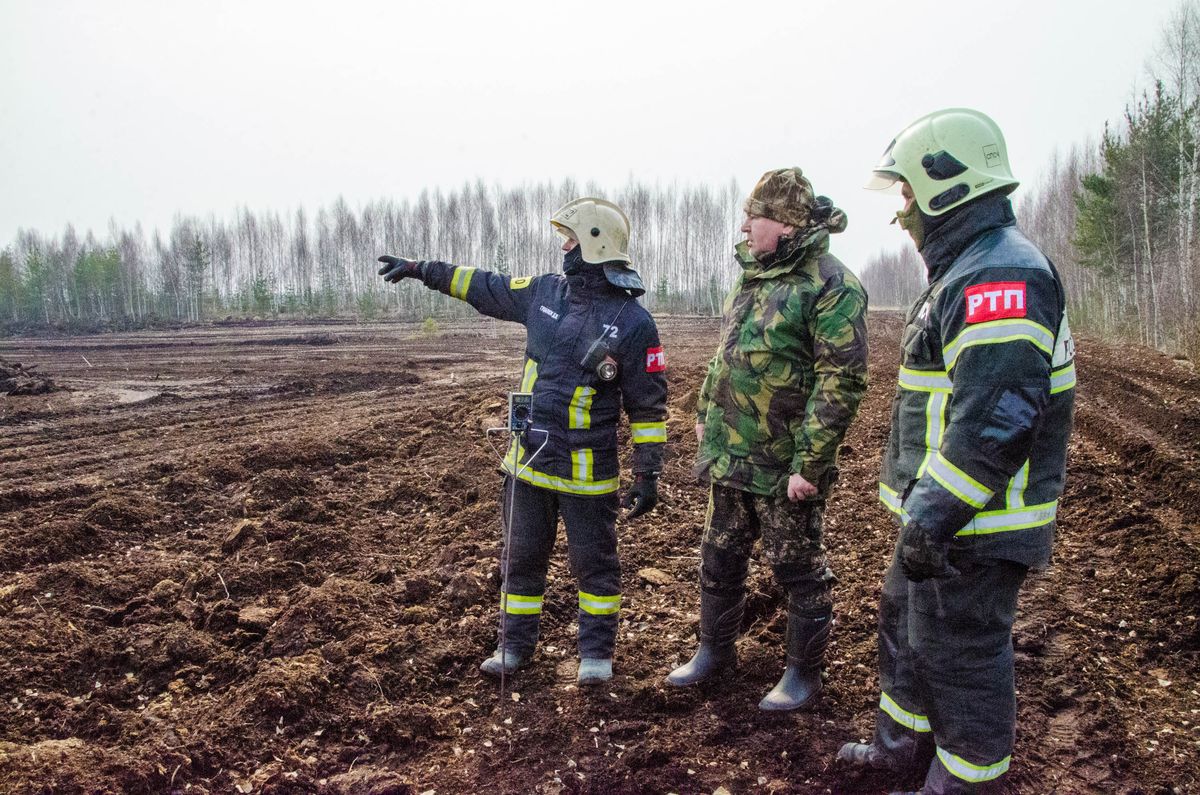 В минувшие выходные в Тверской области пожарные более 100 раз тушили сухую траву