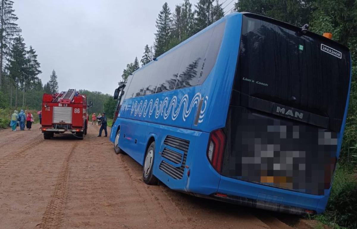 Под Осташковом спасатели МЧС вытащили из кювета пассажирский автобус