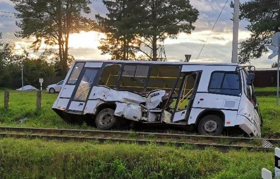 Появилось видео ДТП с локомотивом и автобусом в Твери