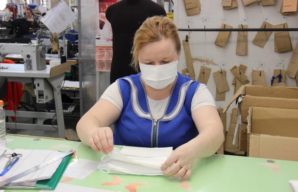 Тверская швейная фабрика выпускает по 5 000 масок ежедневно 