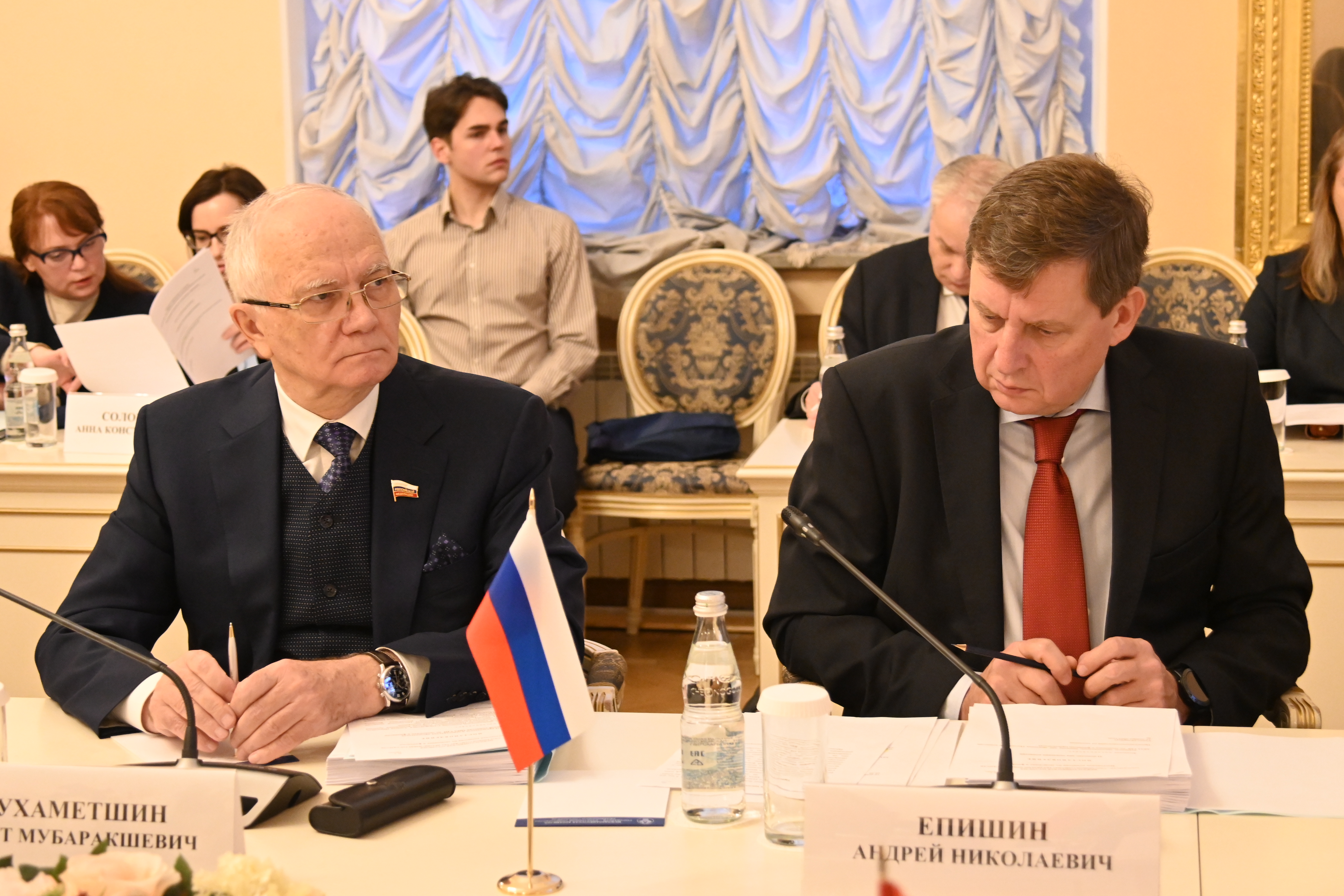 Сенатор Андрей Епишин предложил разработать модельный закон, регулирующий деятельность самозанятых лиц в странах СНГ - новости Афанасий