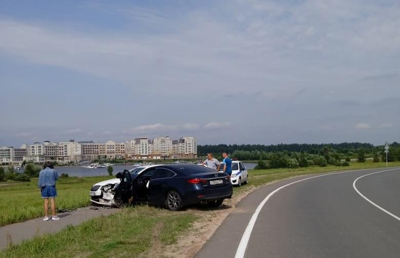 Водитель отвлеклась и устроила аварию в Тверской области