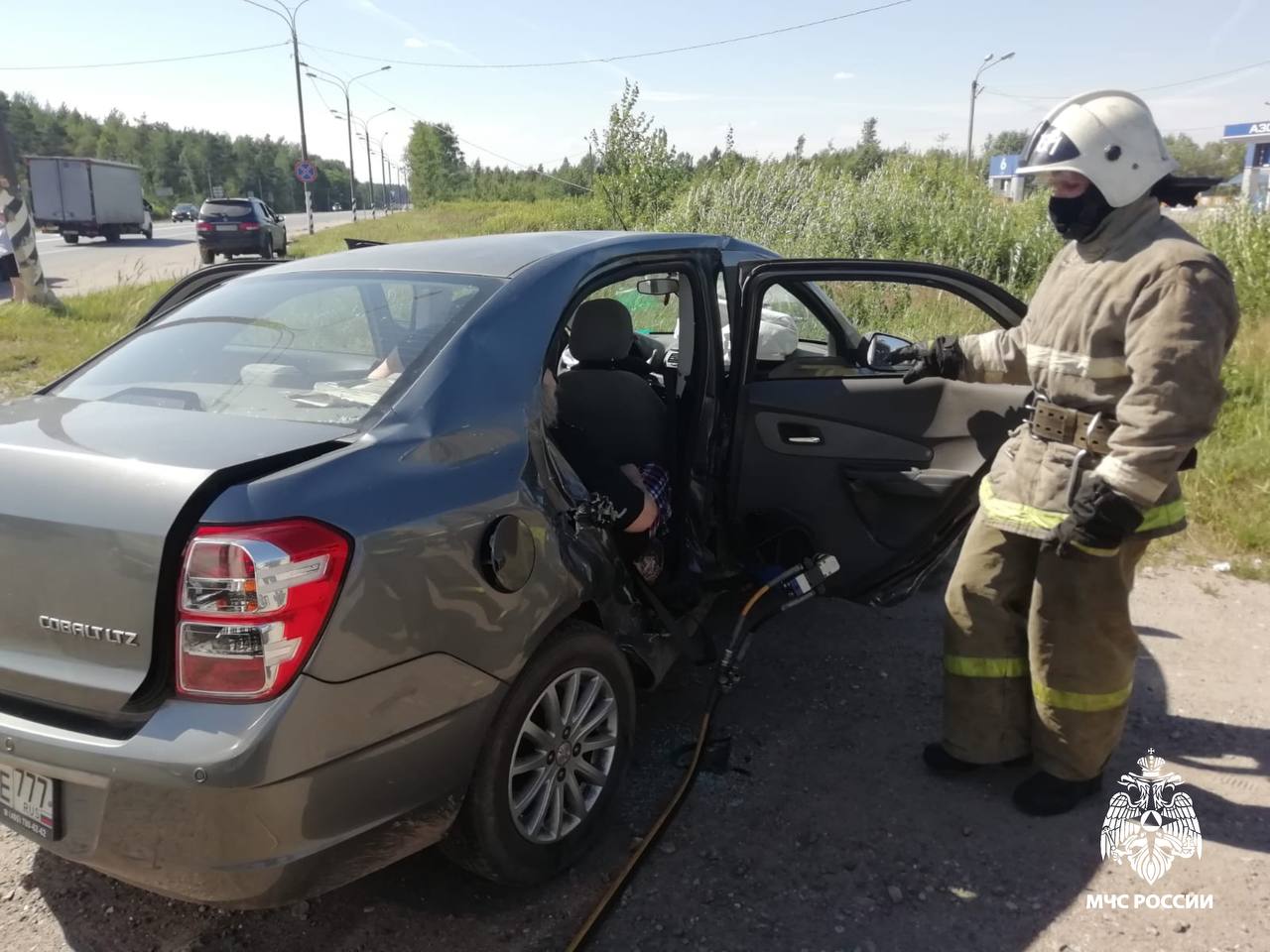 Спасателям пришлось деблокировать пострадавшую в ДТП в Тверской области 
