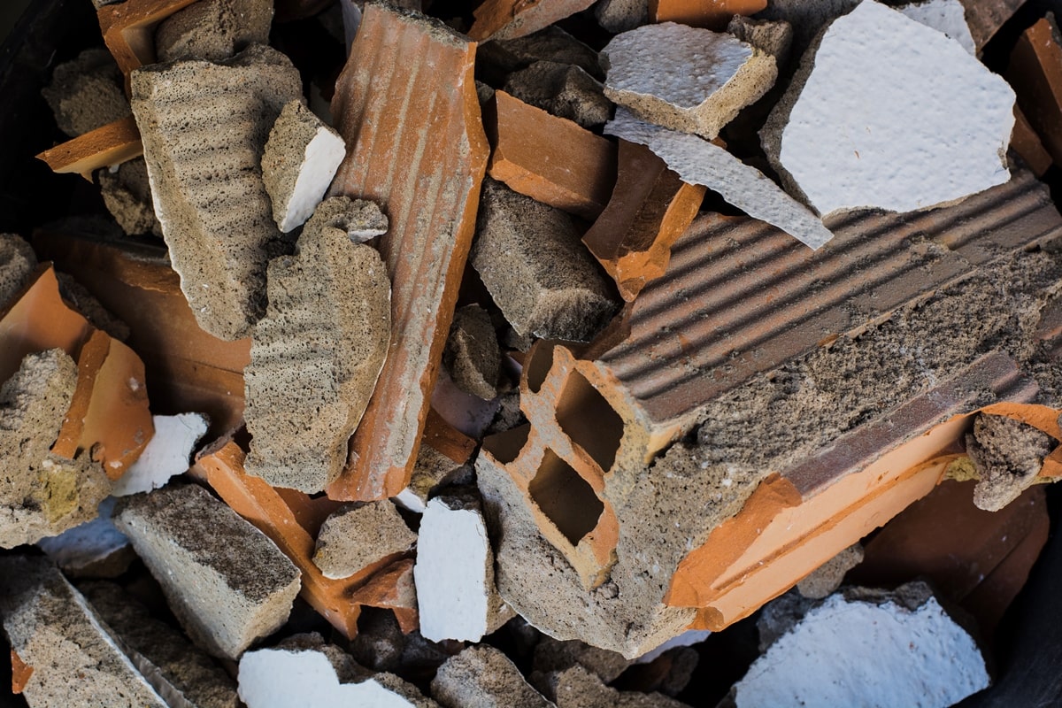 В Осташкове землевладелец на пашне устроил свалку строительных отходов