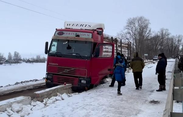 В Тверской области на аварийном мосту застрял лесовоз 