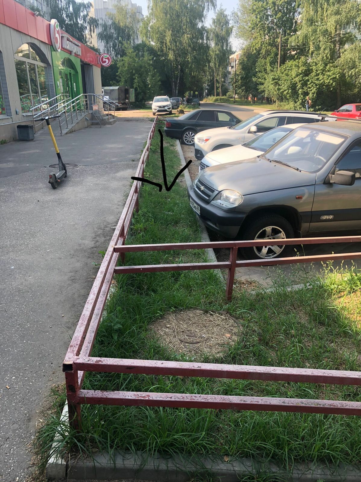 На улице Веселова в Твери автомобили мешают ремонту теплотрассы