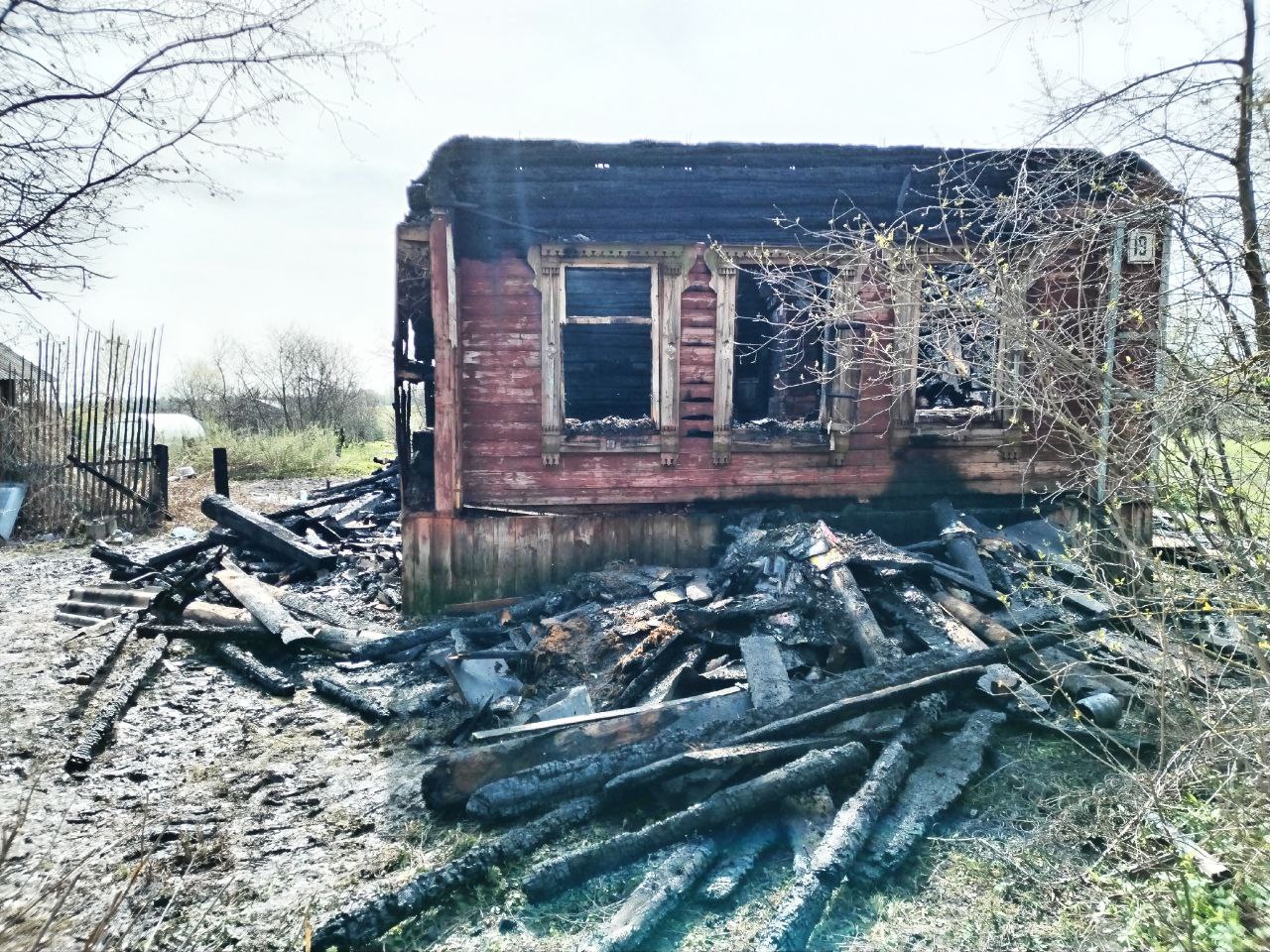 В деревне под Зубцовом в Тверской области на пепелище пожара найден погибший мужчина