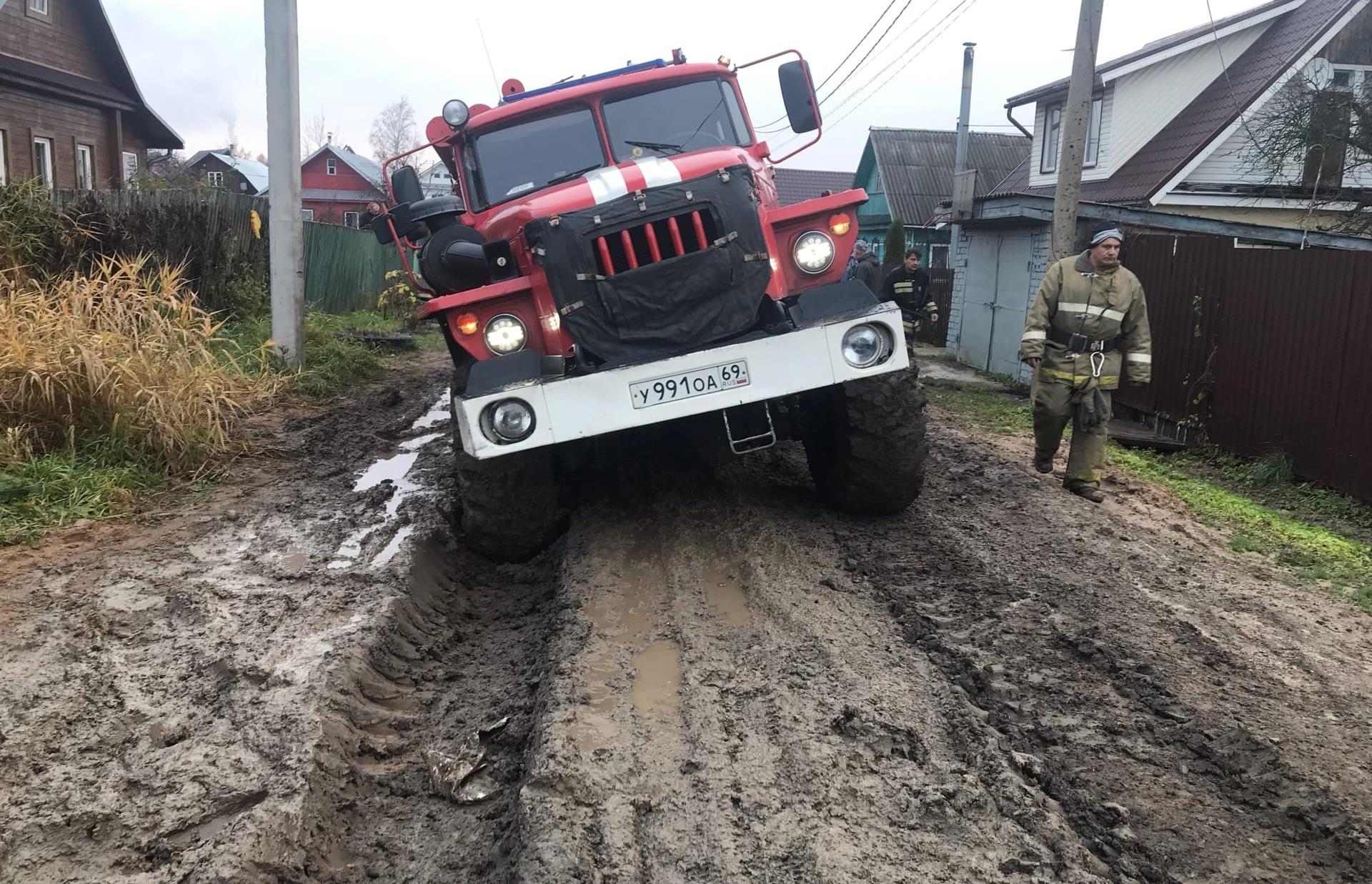 Пожарная машина застряла после тушения пожара в Нелидово - новости Афанасий