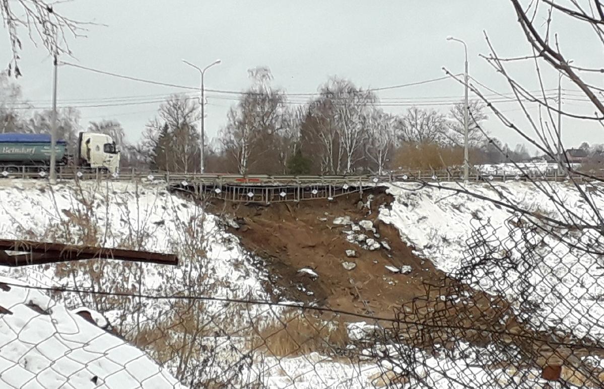 На трассе М9 в Тверской области обрушилась пешеходная часть моста - новости Афанасий