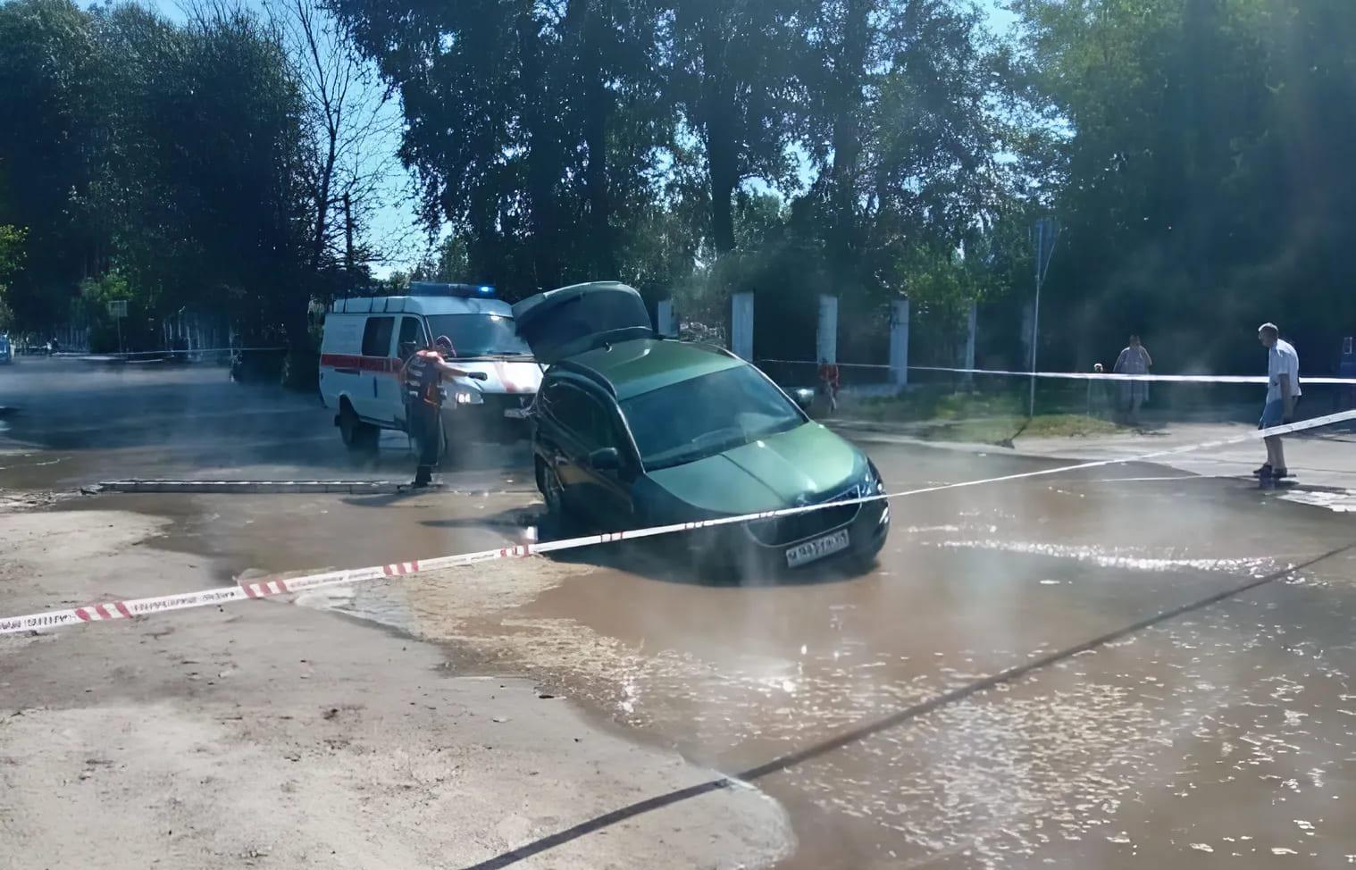 В Твери из провала с горячей водой на дороге эвакуировали автомобиль с пассажирами