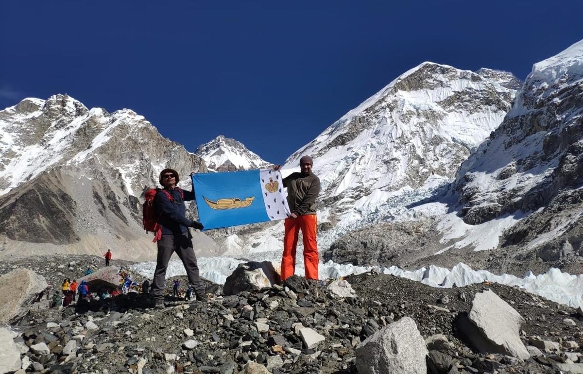 Уроженец Вышнего Волочка развернул в горах Непала флаг своего родного города