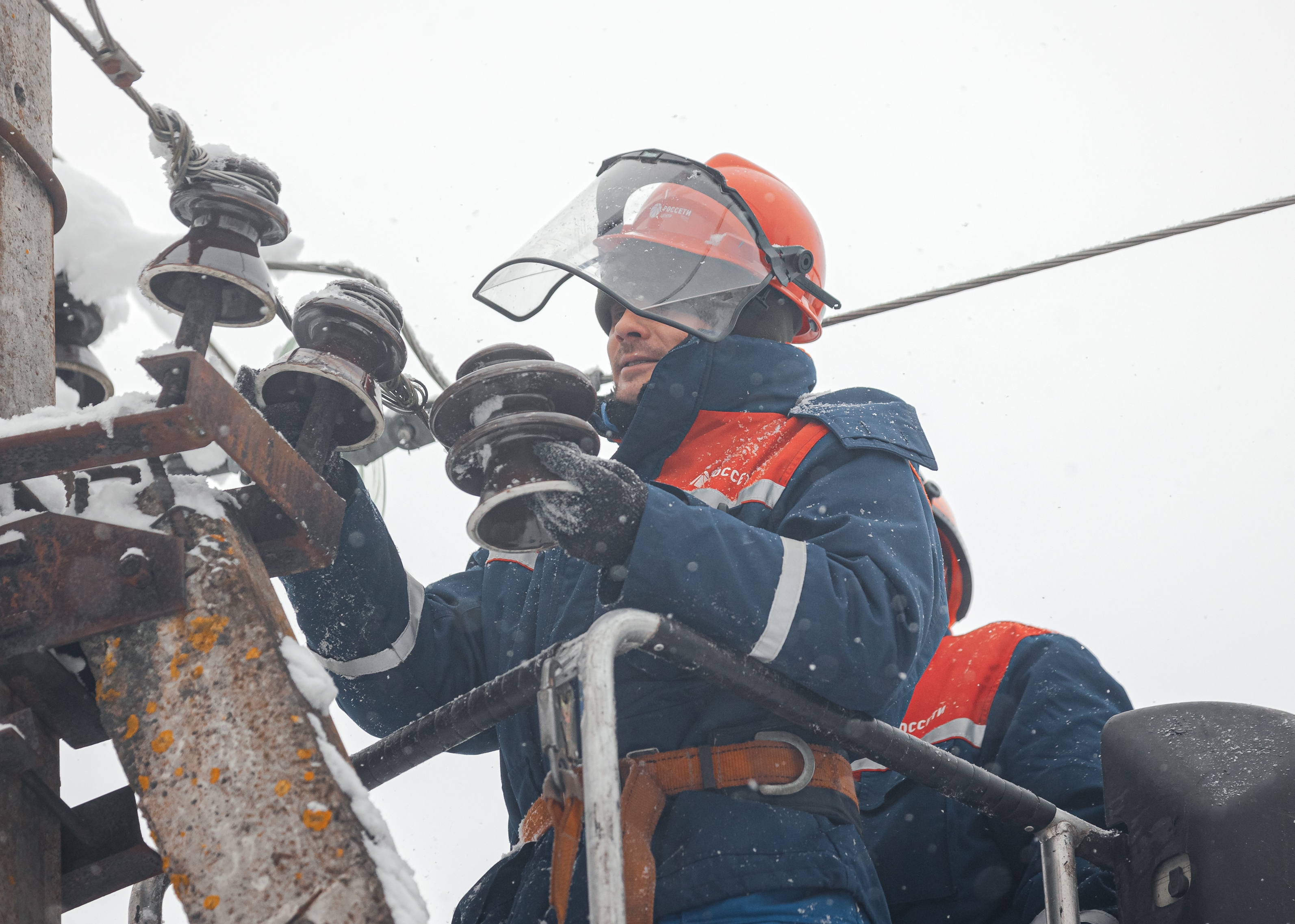 Специалисты Тверьэнерго работают в режиме повышенной готовности в связи с проходящим по территории Тверской области снегопадом 
