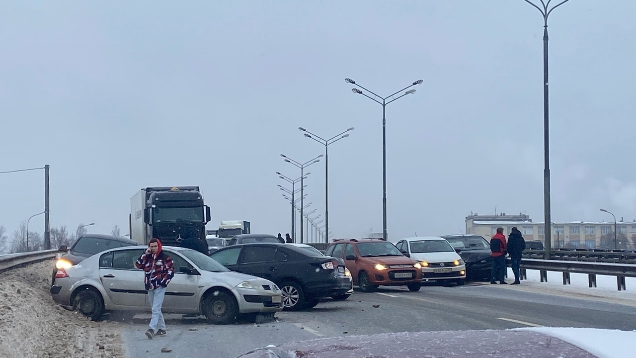 Столкнувшиеся на Мигаловской эстакаде в Твери машины перекрыли движение в  сторону Москвы | 20.02.2023 | Тверь - БезФормата