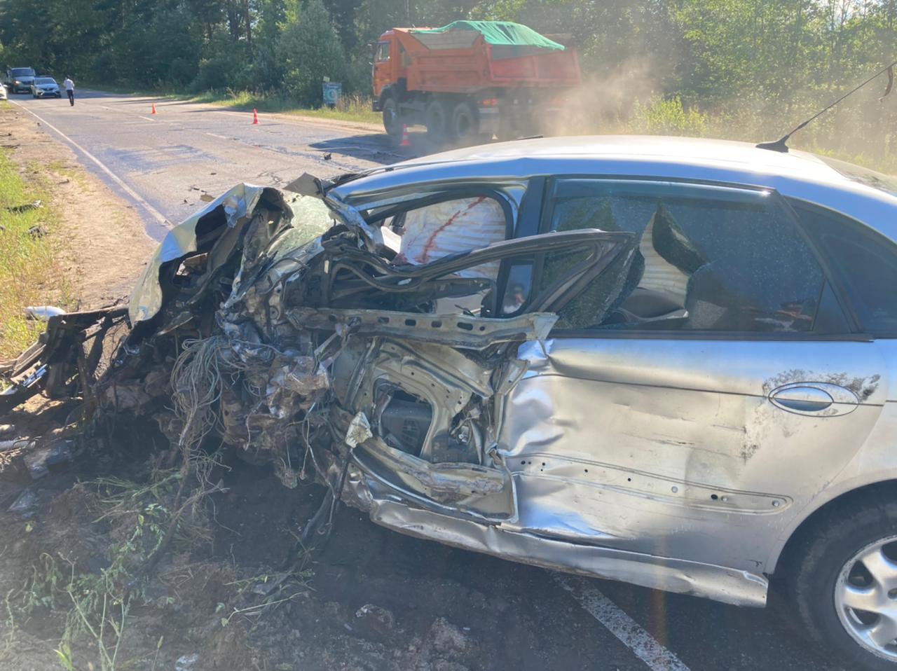 В ДТП с грузовиком и легковушкой под Кимрами в Тверской области пострадал один человек