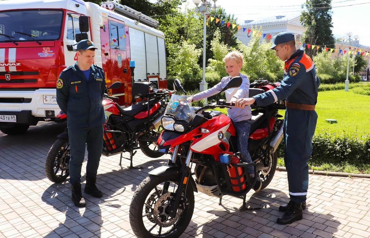 В Твери работала уличная выставка пожарной техники и спасательного оборудования, приуроченная к 130-летию ВДПО - новости Афанасий