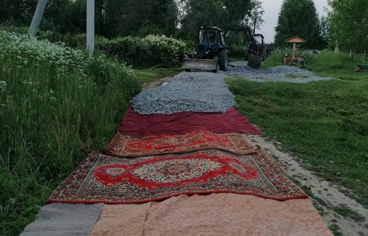 Жители деревни в Тверской области ремонтируют дорогу коврами