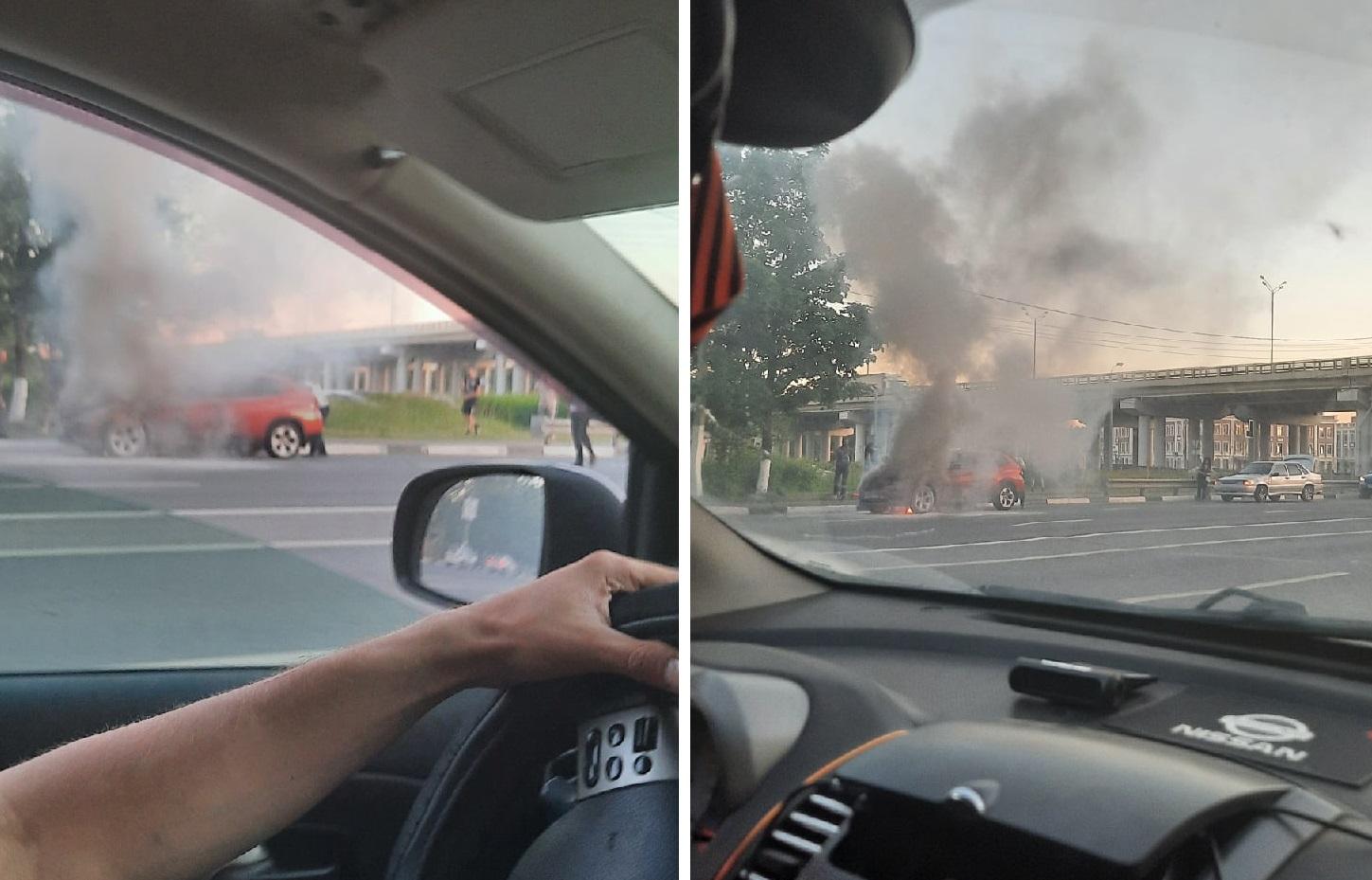 В Твери на дороге горел автомобиль