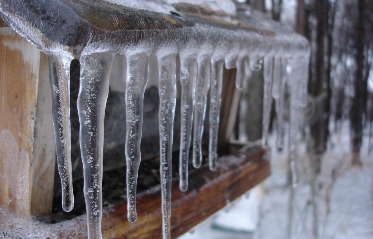 В Нелидово УК оштрафовали за лед и сосульки на крышах домов | 10.03.2023 |  Тверь - БезФормата