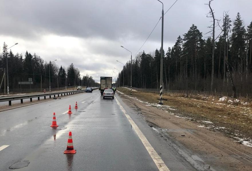 В Тверской области на М10 грузовик протаранил две легковушки, есть пострадавший