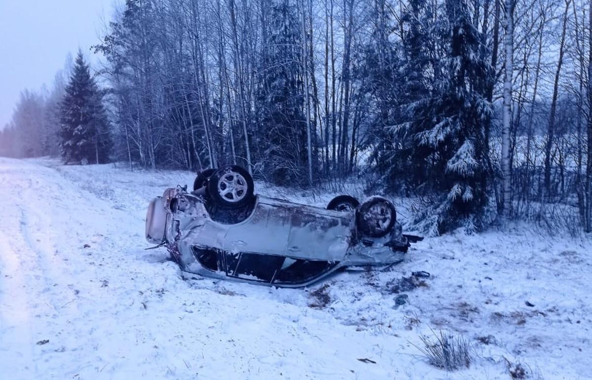 На трассе М9 в Тверской области при опрокидывании автомобиля пострадала женщина