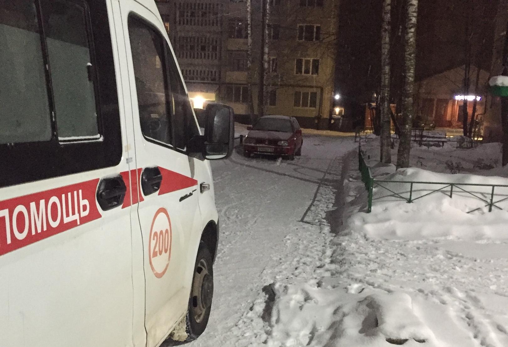 В Тверской области припаркованная во дворе легковушка помешала проезду «скорой»