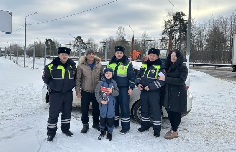 В Тверской области инспекторы ДПС привезли подарки ребенку, которого спасли на пожаре  - новости Афанасий