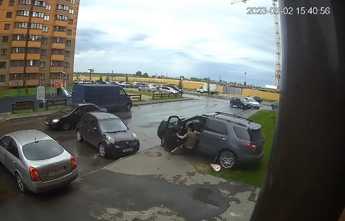 В Твери в ЖК «Новый город» камера наблюдения сняла, как автомобиль «припарковался» в дом