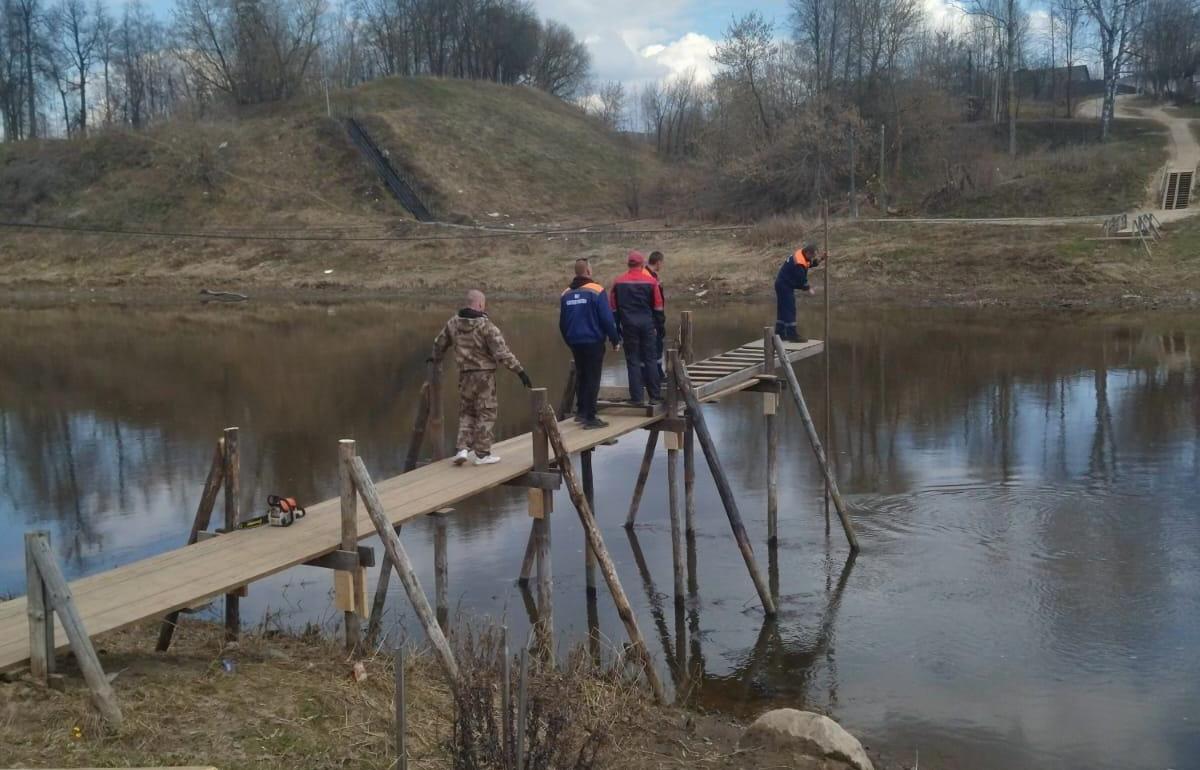 В Кашине после паводка устанавливают деревянные лавы через реку