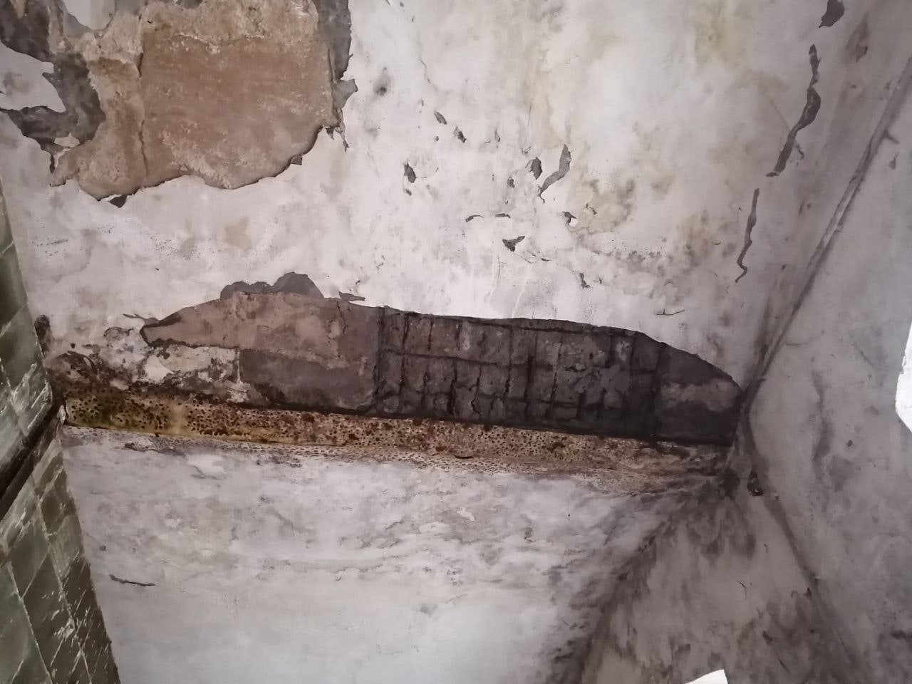 Часть потолка обвалилась в одном из домов Двора Пролетарки - новости Афанасий