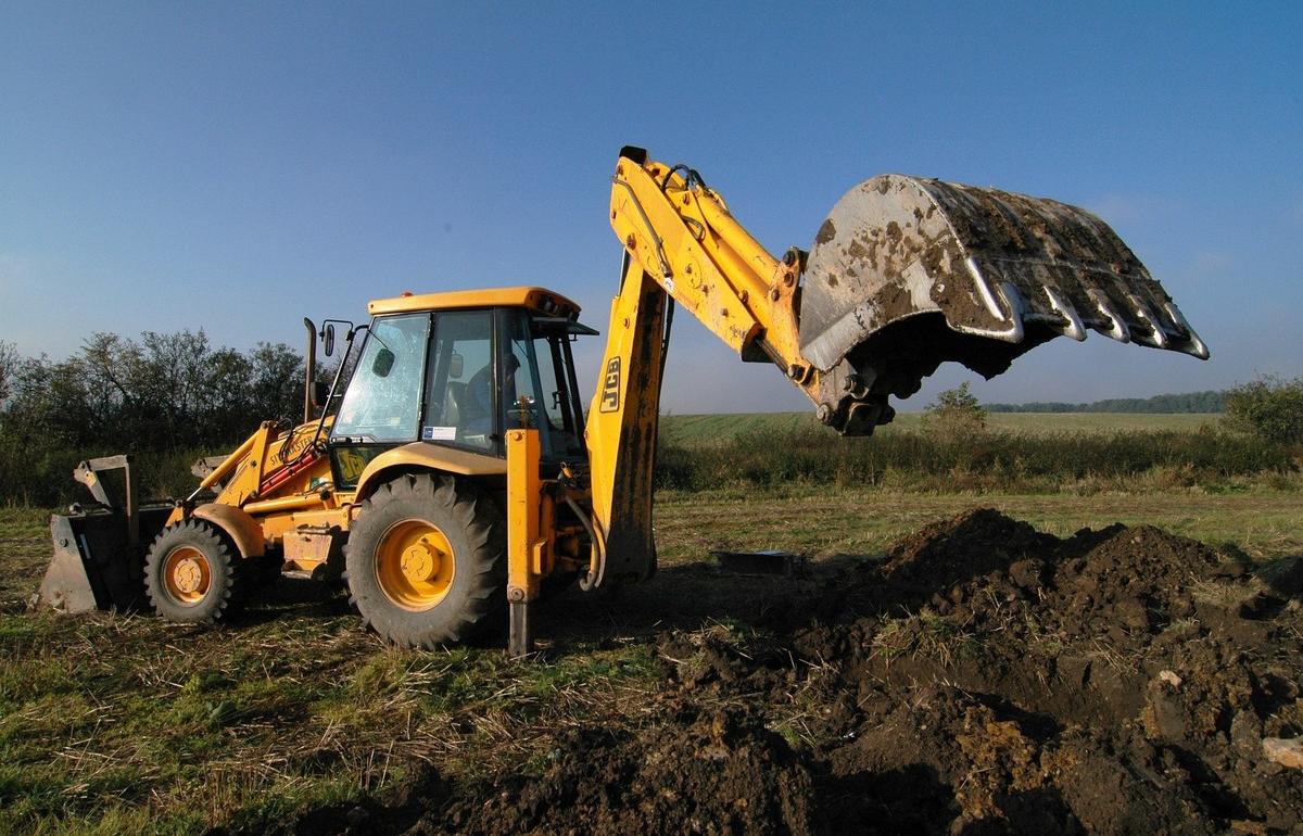 В Тверской области владелец участка вырыл искусственный пруд и испортил 2 га сельхозземель