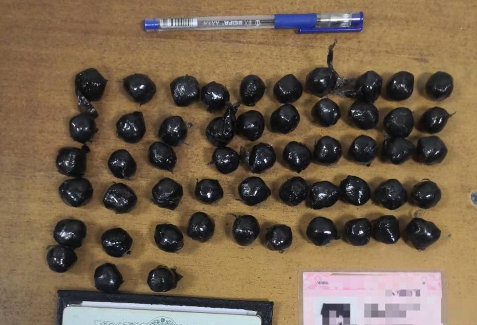 У приезжего из Азии, задержанного во время «закладки» наркотиков в Твери, изъяли более 200 свертков с героином
