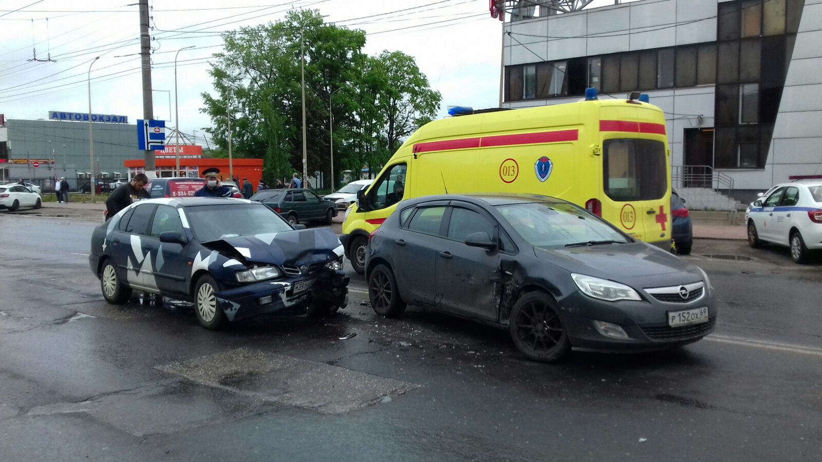В Твери водитель иномарки нарушил правила и спровоцировал ДТП с пострадавшим