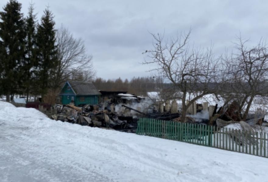 В деревне под Рамешками в Тверской области в сгоревшем доме нашли тело пенсионерки