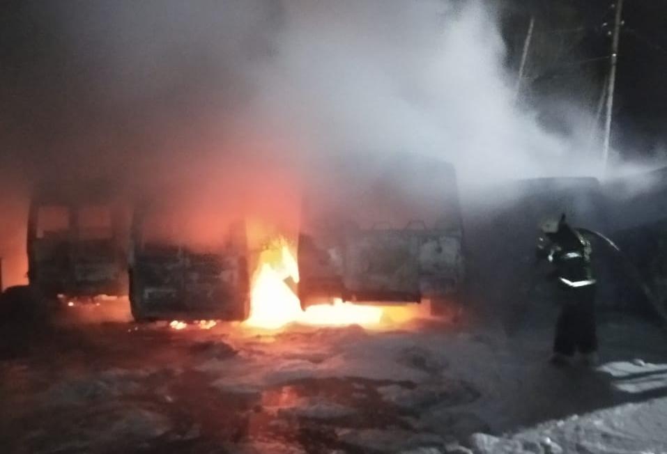 В Ржеве Тверской области ночью сгорели несколько автобусов