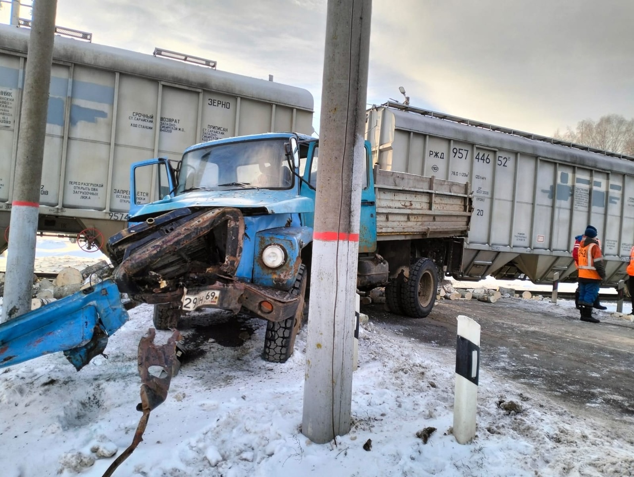 Водитель грузовика пострадал в ДТП с поездом на железнодорожном переезде под Ржевом