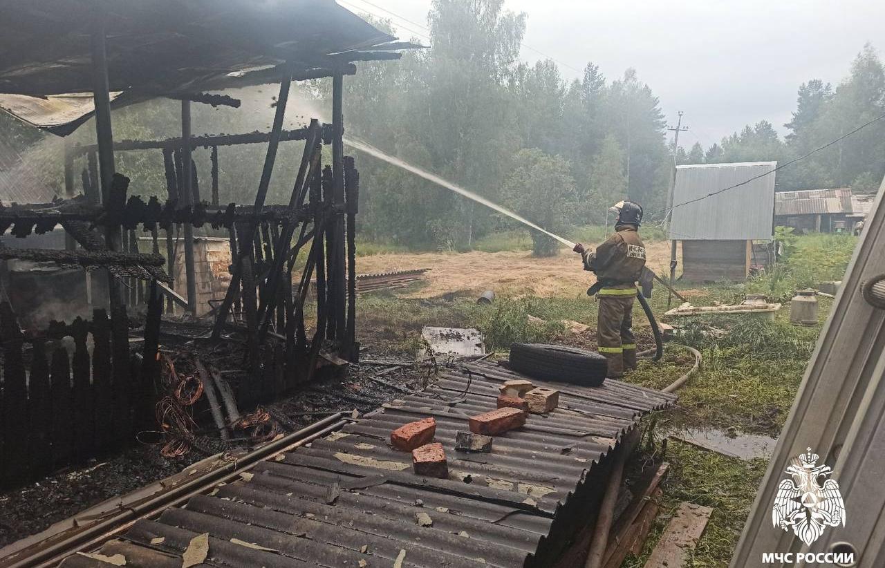 В поселке Жарковский дотла сгорел гараж